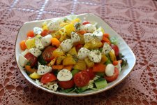 Греческий салат с моцарелой.jpg