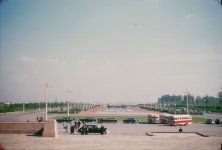 Легковые автомобили и автобусы на площади перед МГУ.jpg